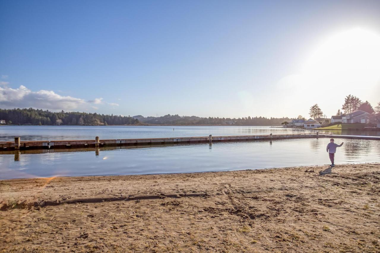 Regatta Park Lake House Lincoln City Exteriör bild